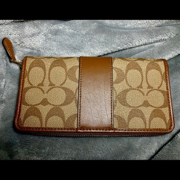 NWT Authentic Coach wallet. Khaki/ Saddle 2 - Picture 2 of 6